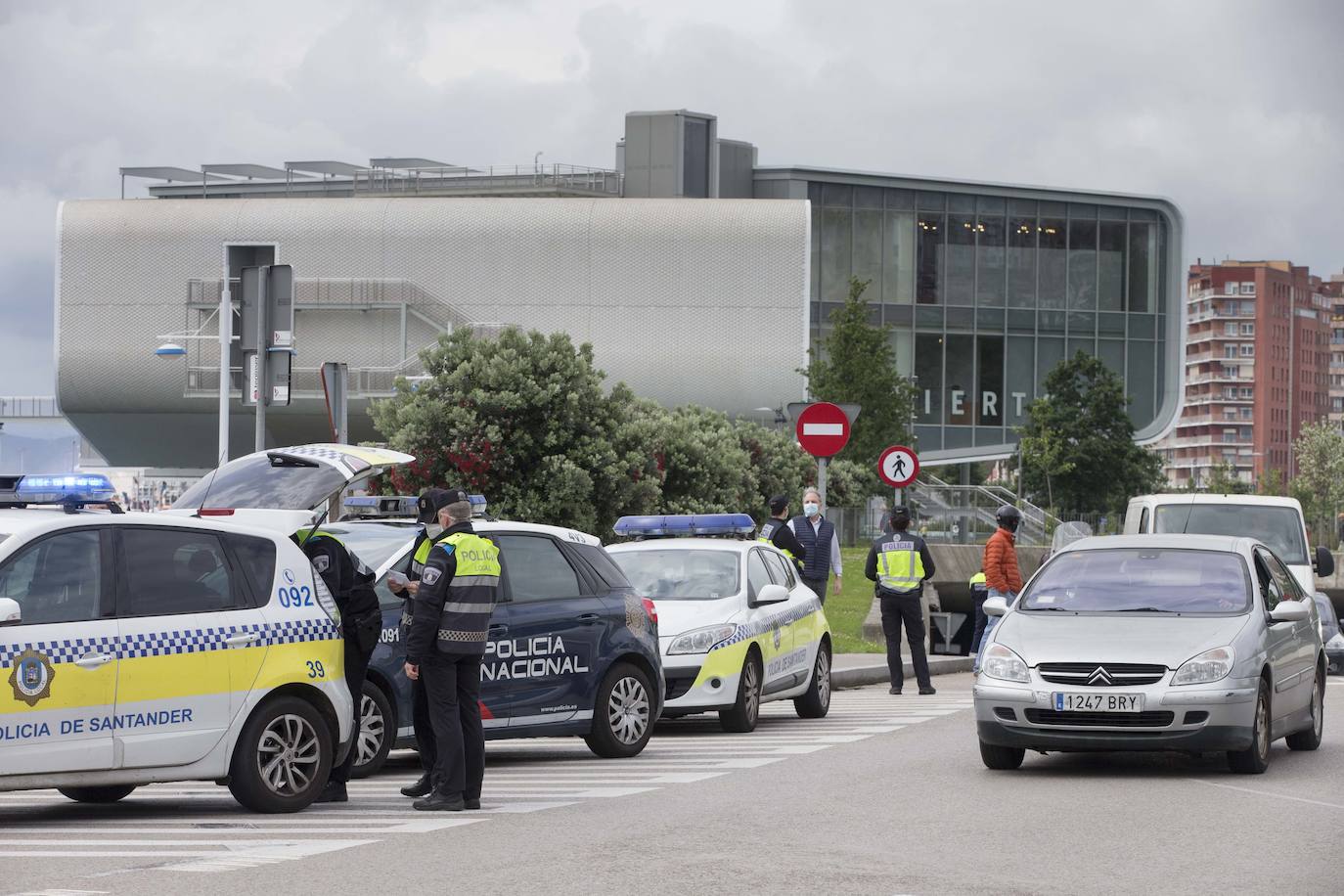 Fotos: Controles de la policía Local y Nacional en Santander