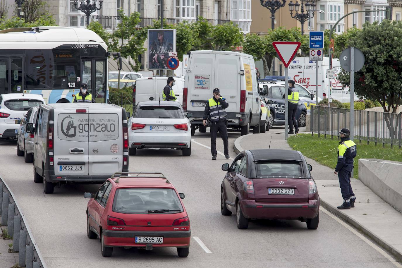 Fotos: Controles de la policía Local y Nacional en Santander