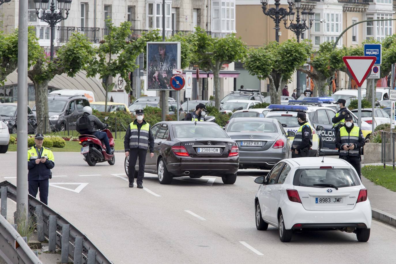 Fotos: Controles de la policía Local y Nacional en Santander