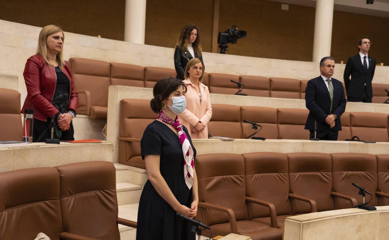 Minuto de silencio antes del inicio de la sesión de hoy en el Parlamento de Cantabria.