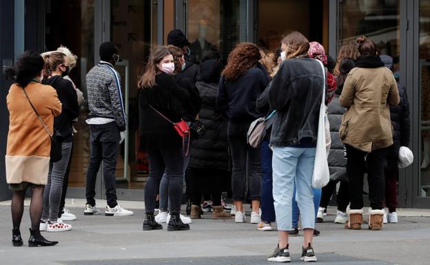 Imagen. La entrada de una tienda de Zara en Burdeos repleta de gente.