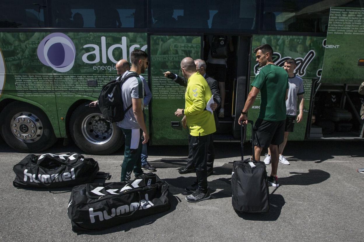 Nico Hidalgo e Iván Crespo, en primer término, y Sergio Ruiz, al fondo, se preparan para subirse al autocar para afrontar un viaje del Racing.