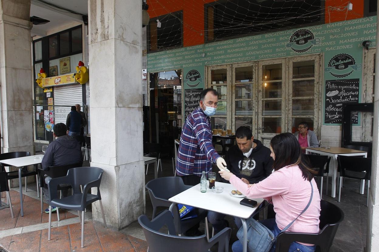 La hostelería, que ha vuelto mínimamente a la actividad, uno de los sectores afectados . 