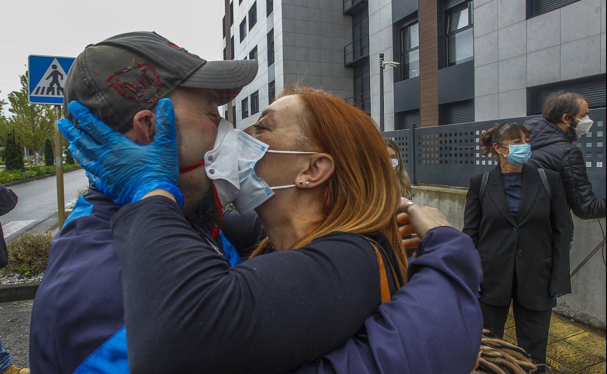 María José, trabajadora de la residencia Fernando Arce, de Torrelavega, besa a su pareja, David, después de 40 días de encierro voluntario en el centro.