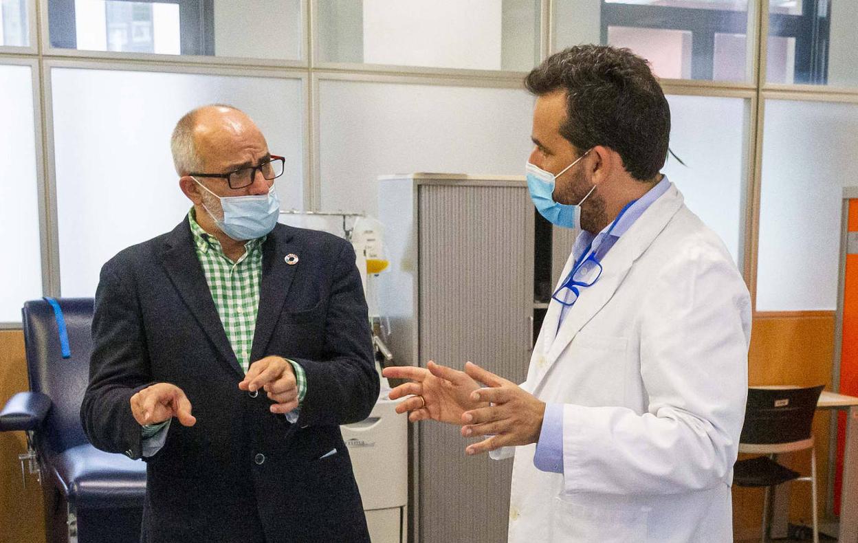 Uso de mascarillas. Los profesionales sanitarios advierten de que las mascarillas no sólo deben cubrir la boca sino también la nariz para que cumplan su función. En la imagen, un ejemplo práctico: el consejero de Sanidad, Miguel Rodríguez, no hace buen uso de su mascarilla mientras que el director del Banco de Sangre y Tejidos de Cantabria, José Luis Arroyo, sí. La fotografía corresponde a la visita realizada a estas instalaciones el miércoles.