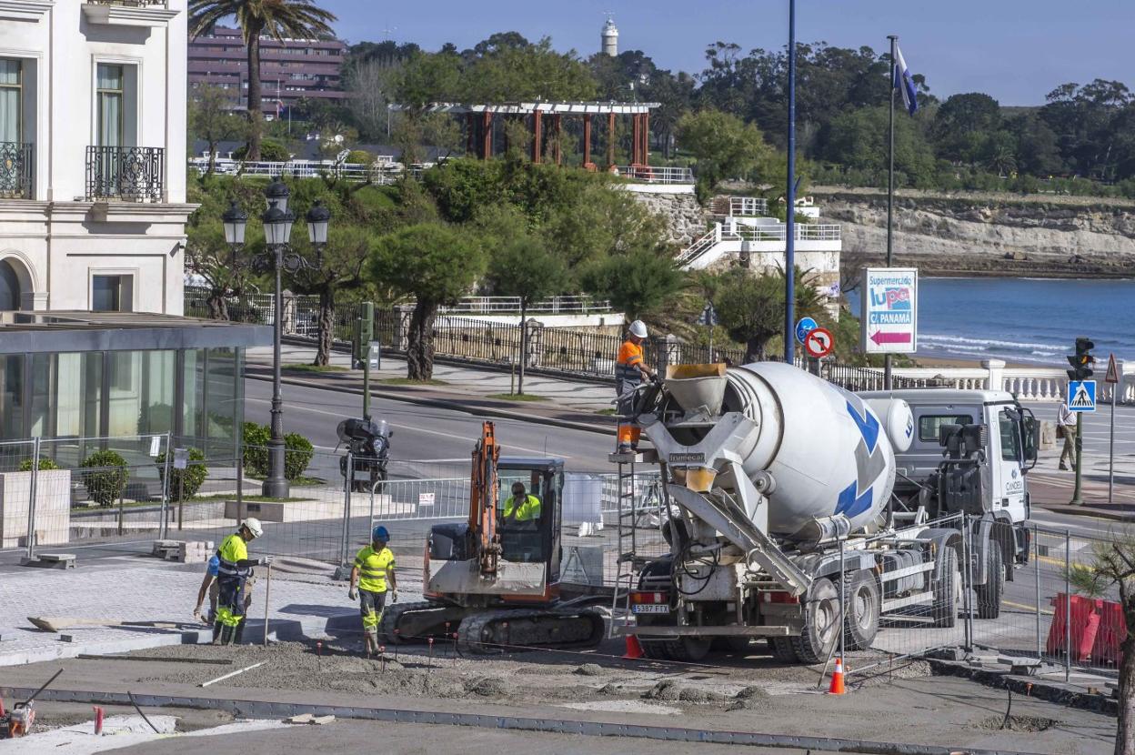 Varios operarios trabajan en las obras de la Plaza de Italia. 