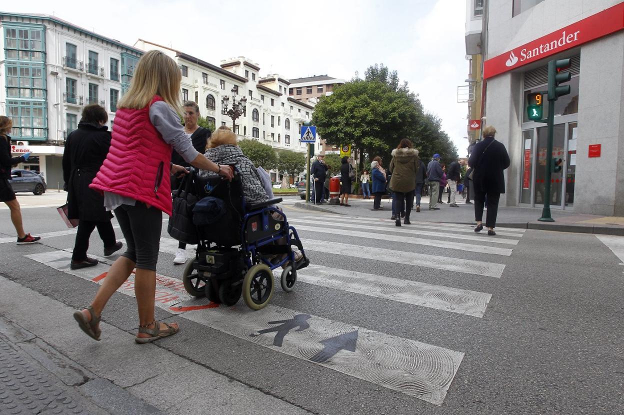 Paso de peatones en José María Pereda señalizado para evitar aglomeraciones.