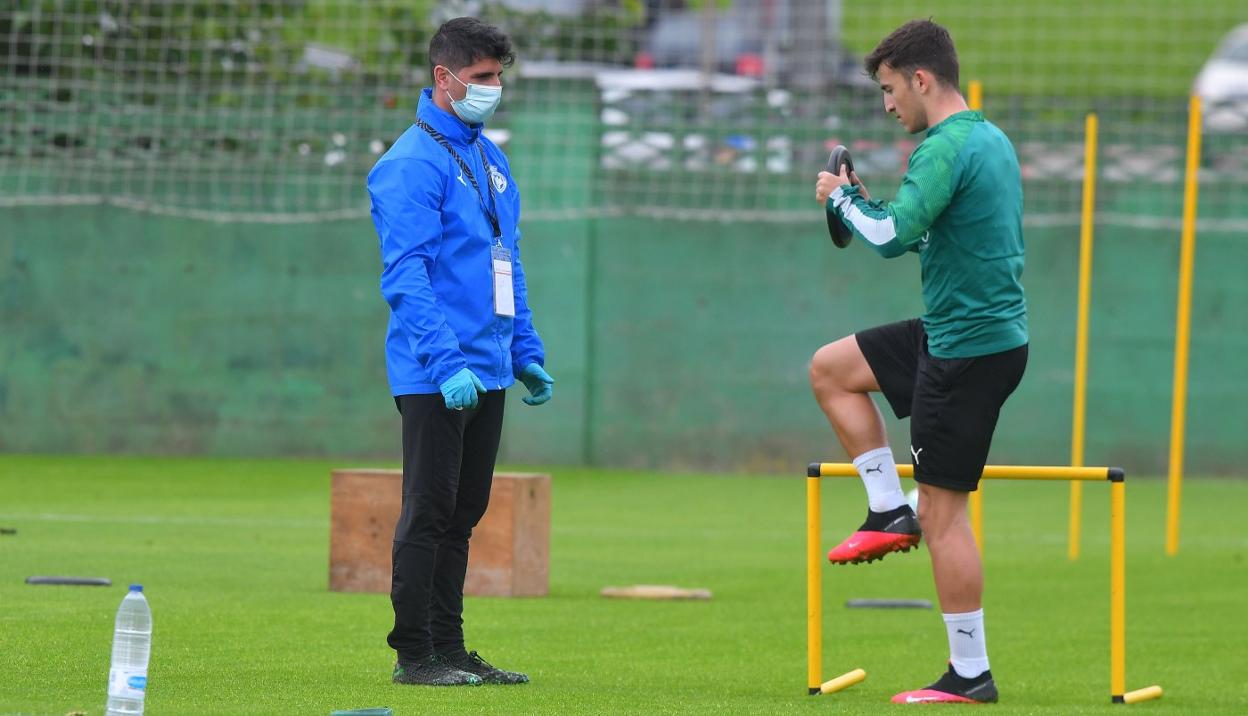 El preparador físico del Racing, Marcos Chena, junto a Aitor Buñuel, durante una sesión de esta semana. dm