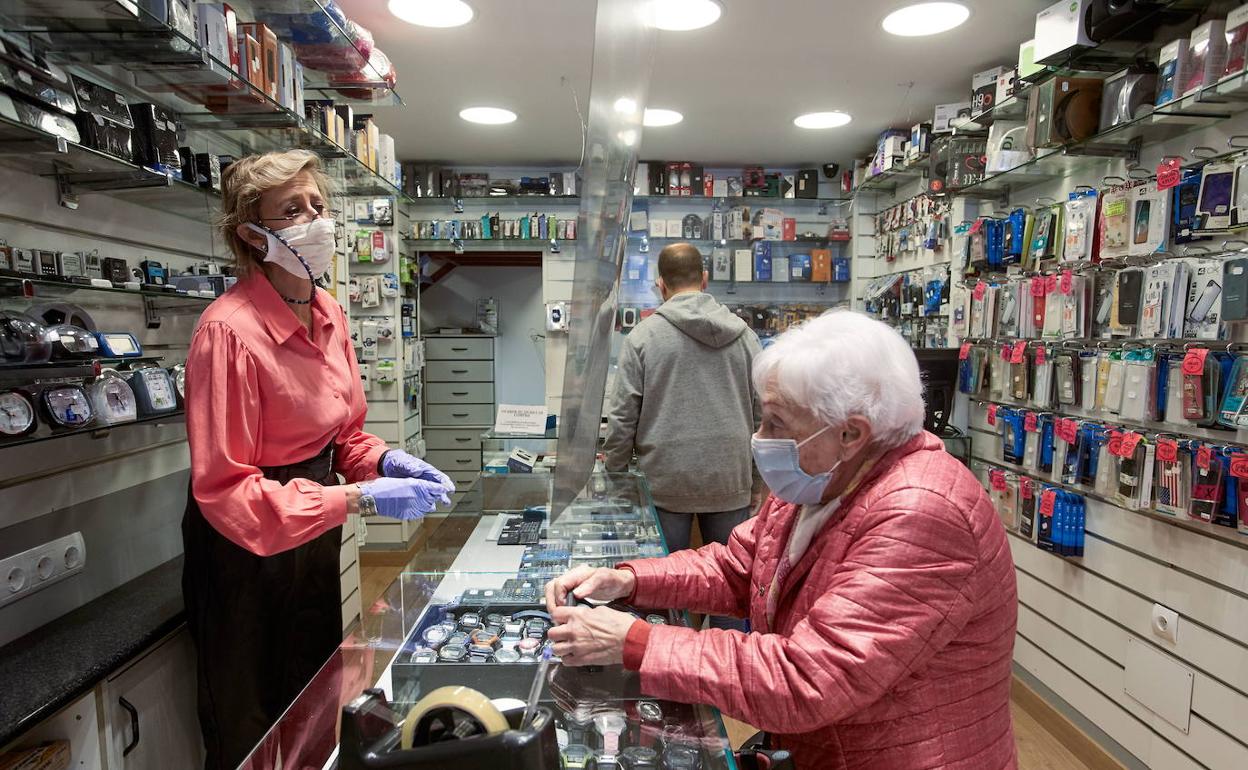 Paloma de las Heras, de Bazar Canarias de Santander, el día de la reapertura.