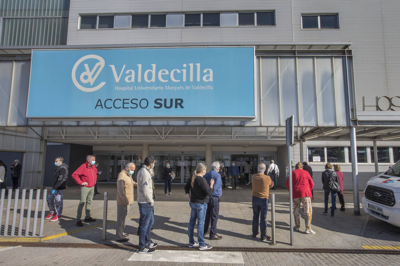 Fotos: Valdecilla Sur recupera las consultas suspendidas
