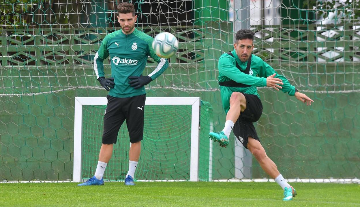 Dani Toribio golpea el balón en presencia de Luca Zidane durante una sesión de la pasada semana. 