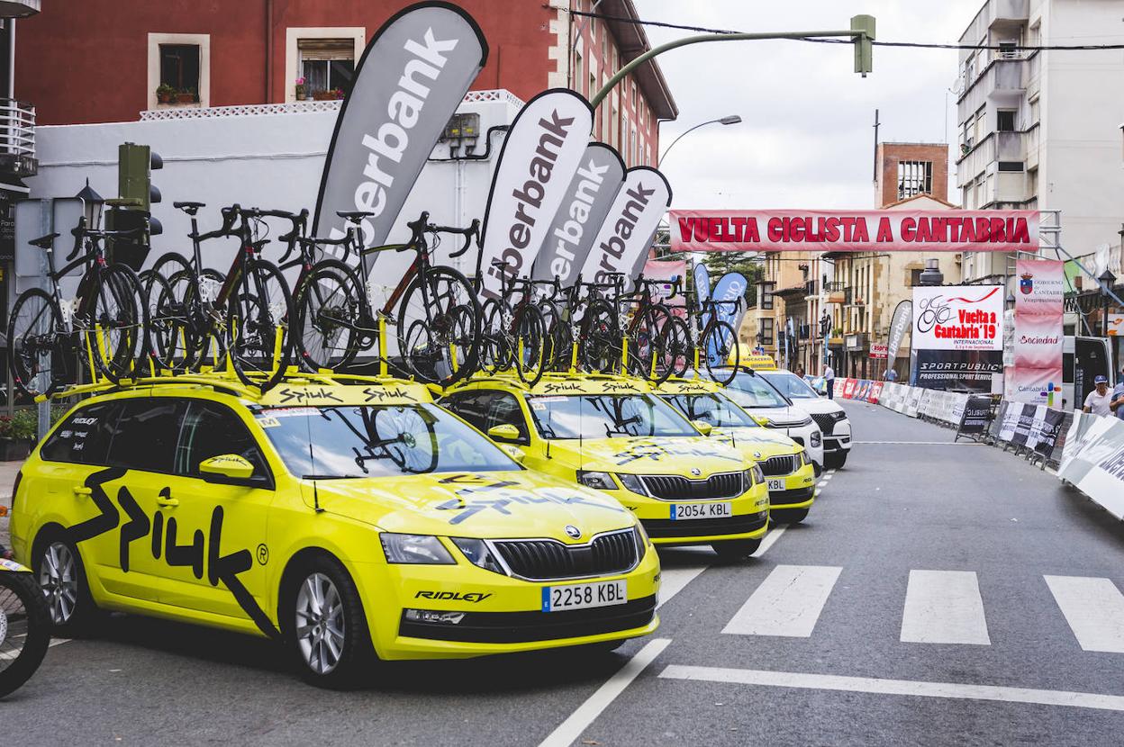 Los vehículos y la infraestructura de la empresa Sportpublic durante la salida de una etapa de la Vuelta Ciclista a Cantabria para las categorías élite y sub-23. 