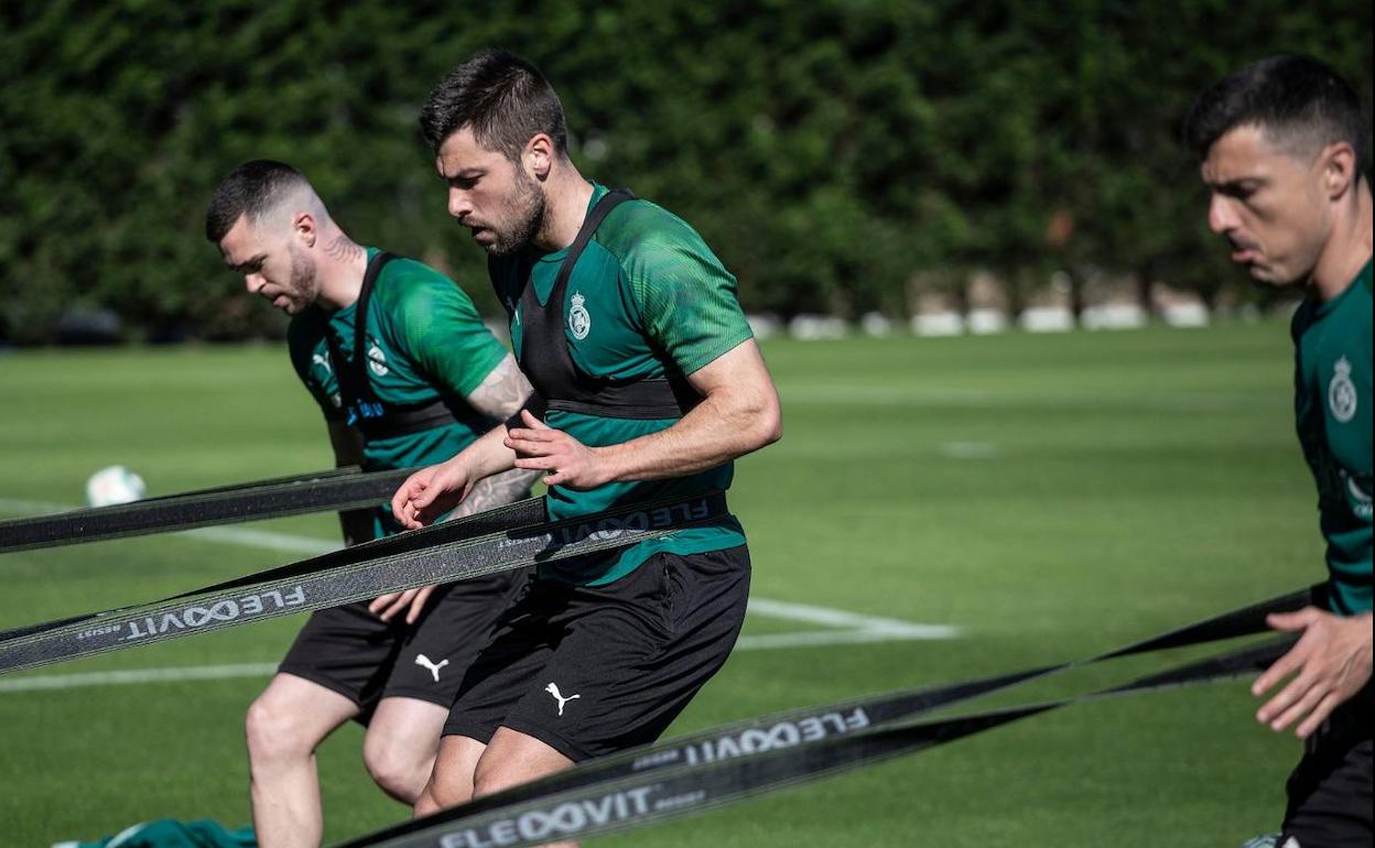 Manu Herrero, Jon Ander y Abraham, entrenando este lunes en La Albericia.