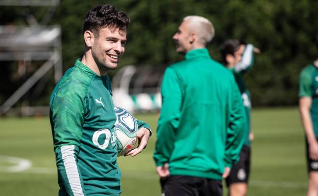 Imagen principal - Moi, Nando y Luca Zidane, en distintos momentos del entrenamiento de esta mañana.