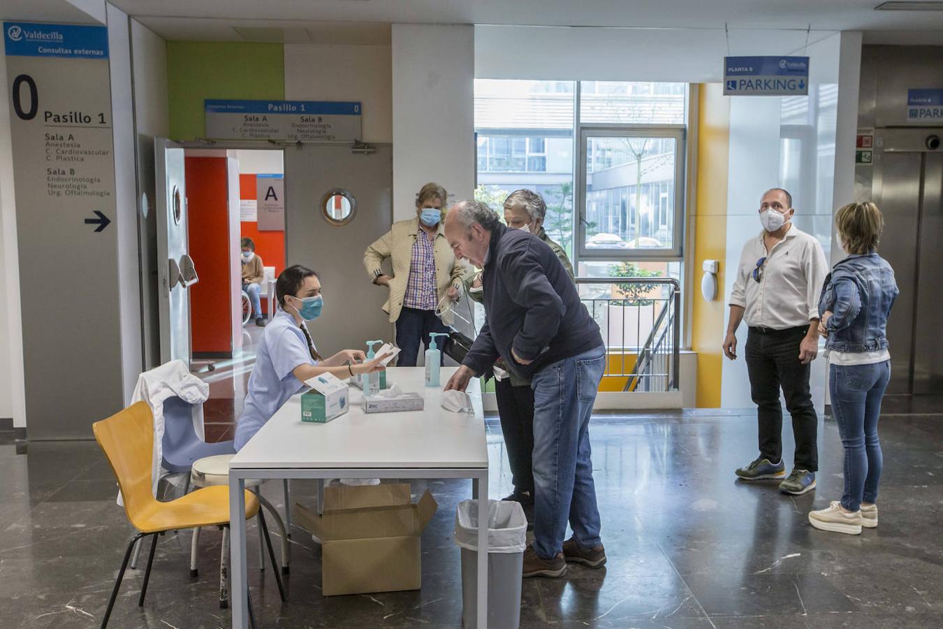 Fotos: Valdecilla Sur recupera las consultas suspendidas
