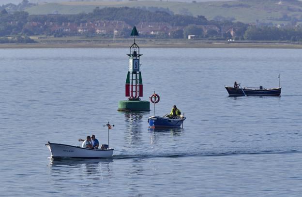 Los botes que llevaban más de seis semanas amarrados salieron ayer a la bahía en el primer día de pesca de la 'desescalada'. 