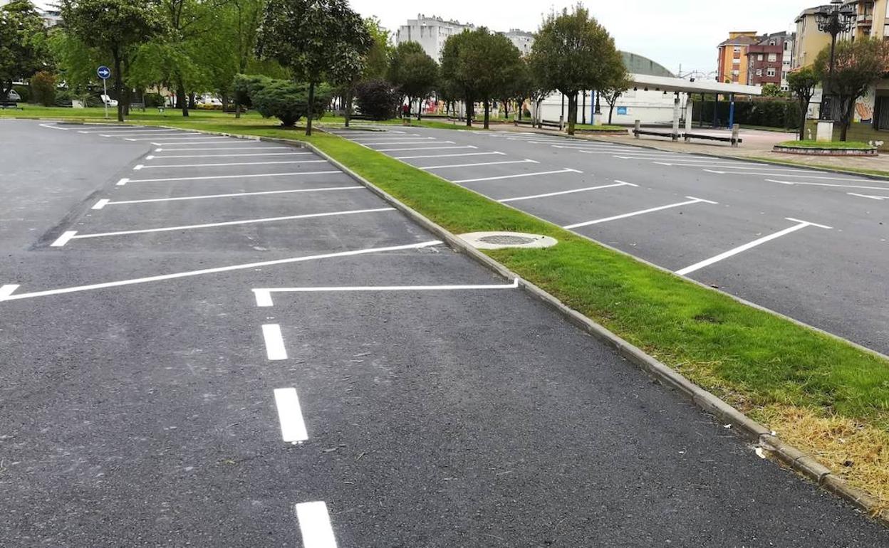 Aparcamiento y parque de Cros, donde se celebra el mercado todos los martes.