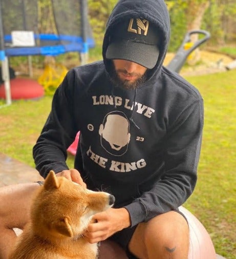 Imagen - Canales, durante el cofinamiento en casa, junto a su perro.