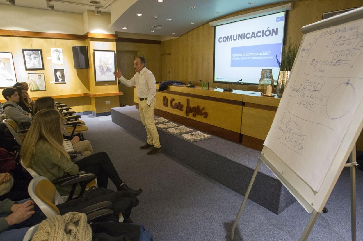 Santiago Salazar, en la Sala Ámbito Cultural de El Corte Inglés, en Santander.