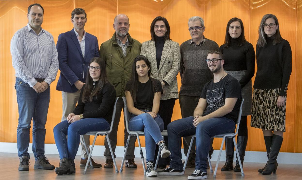 Equipo Los Sobrevivientes. De pie: Ángel Yedra, Gabriel Pérez, Simón Pérez (director de IES Cantabria), Beatriz Sancristóbal (directora de Proyectos y Desarrollo de Centro Tecnológico CTC), Jorge del Cura (profesor), Carmen Mantecón y Marina González. Abajo, el equipo: Tatiana Rodríguez, Andrea Pereda y Sergio González.