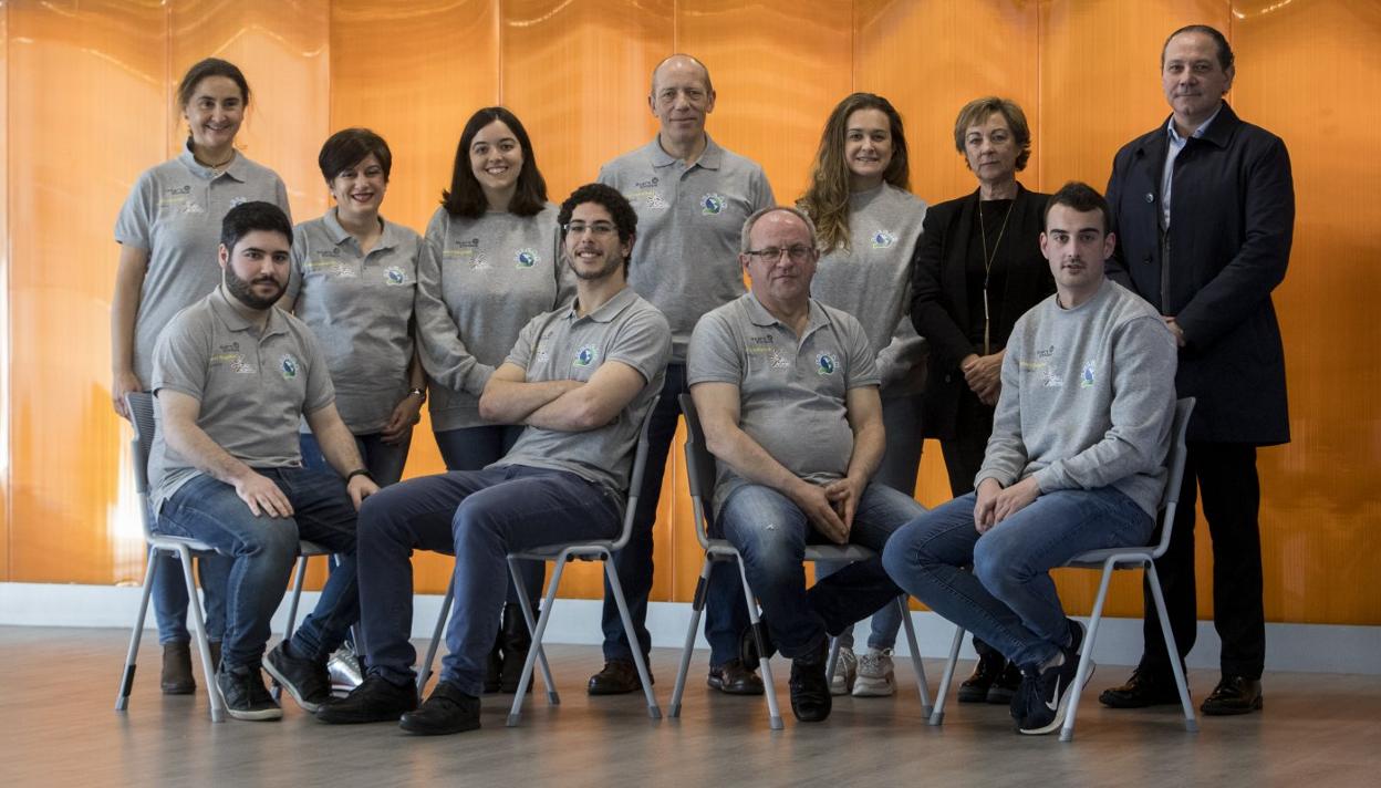 Equipo E-Eficientes. De pie: Maria Labastida, Mónica Salido y Pilar Del Barrio (tutoras); Manuel del Fresno y Cristina Sánchez (SHC); Paz Sasián (Directora del IES Estelas de Cantabria); Alfonso Delgado (Director Gerente de Smart Hospital Cantabria). Abajo, el equipo: Gonzalo Alonso, Santiago Gallego, Antonio Mallavia y Álvaro Villegas.