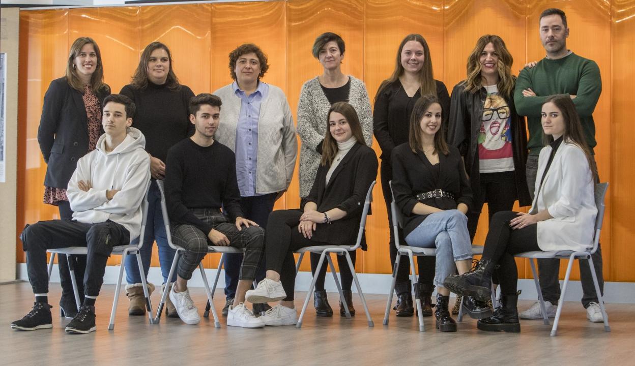 Equipo Mentes Prodigiosas. De pie: Esther Gayol y Cristina Manteca (Grupo Gof); Natalia Solana (tutora); Dori Rodríguez (directora de IES Las Llamas); Nuria Herrera, Blanca Curiel y Enrique Gómez (Grupo Gof). Abajo, el equipo: Enrique Ibáñez, Pablo Ortiz, Clara Rozas, Alba Noya y Saray Soler.