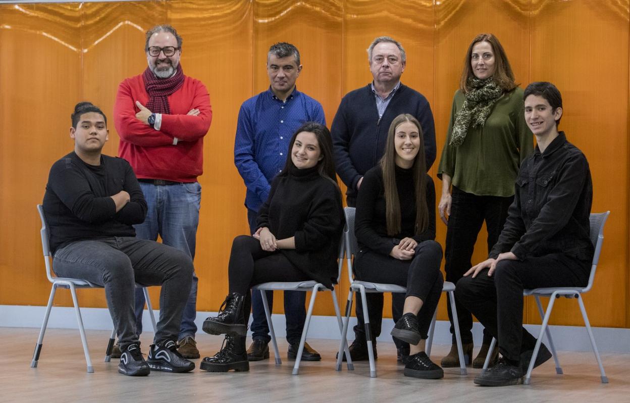 Equipo Clarilu. De pie: Raúl Santos (director general de Zwit Project), Javier Rebollo (tutor), Aniceto Álvarez (director de IES Alisal) y María José Sardina (tutora). Abajo, el equipo: Ricardo Melgar, Clara Diego, Carmela Villa y Luis Salas.