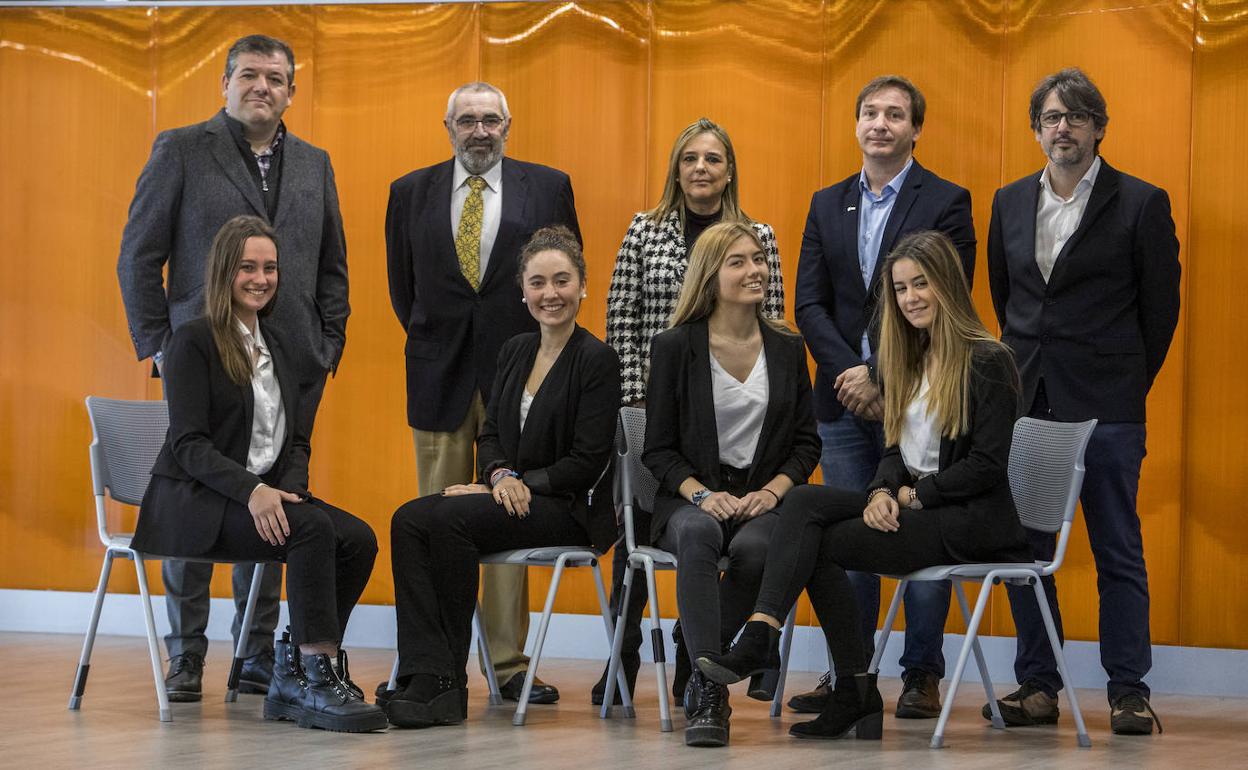 Equipo Low Gold. De pie: Marcos Bandín (tutor), José Moreiras y María Jesús Prado (socios directivos de Gestisa), Juan José Acevedo (director de Esclavas SCJ) y David Pedraja (tutor). Abajo, el equipo: Lucía Fernández, María López, Laura Morales y Estela González.