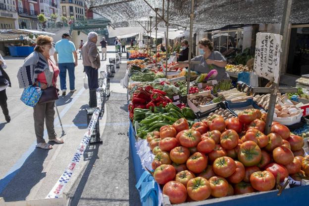 Expositor de frutas y verduras en el mercado.