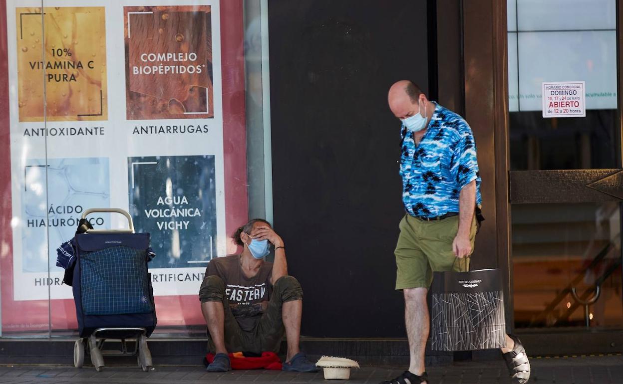 Un hombre pide limosna en el centro de Barcelona. 