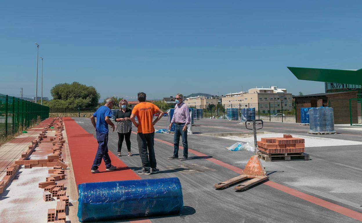 El Ayuntamiento de Polanco retoma la colocación del pavimento de la pista de atletismo de Requejada
