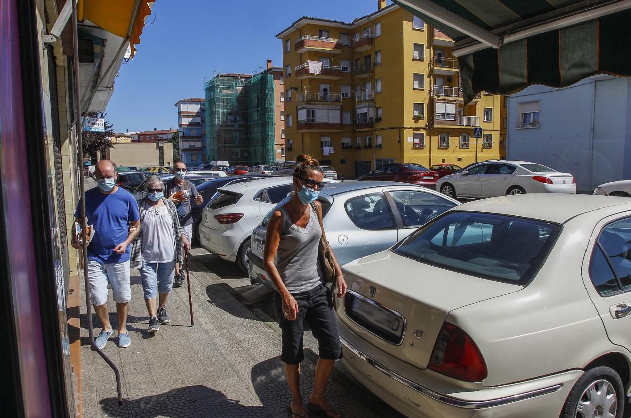 Vecinos caminando por una de las calles de Nueva Ciudad, próxima al Mercado Nacional de Ganados. 