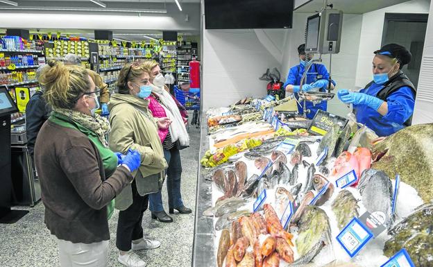 Exposición de pescado fresco en el nuevo BM de la calle San Fernando . daniel pedriza BM Supermercados continúa con sus planes de expansión con la apertura de un nuevo establecimiento en el centro de Santander el pasado martes. El objetivo es trasladar a nuevas zonas el modelo BM basado en el producto local, un servicio excelente y amplitud de surtido. El nuevo establecimiento está en la calle San Fernando 50-52 (antiguos cines Capitol) y con su puesta marcha se han generado 21 puestos de trabajo. La inversión se eleva a 1 millón de euros, centrada en la remodelación total del local, que cuenta con 875 m2 de sala de ventas. Este supermercado pone de relieve la importancia y posición estratégica para BM de Santander, donde tiene ocho establecimientos, y de Cantabria, con 26 tiendas.