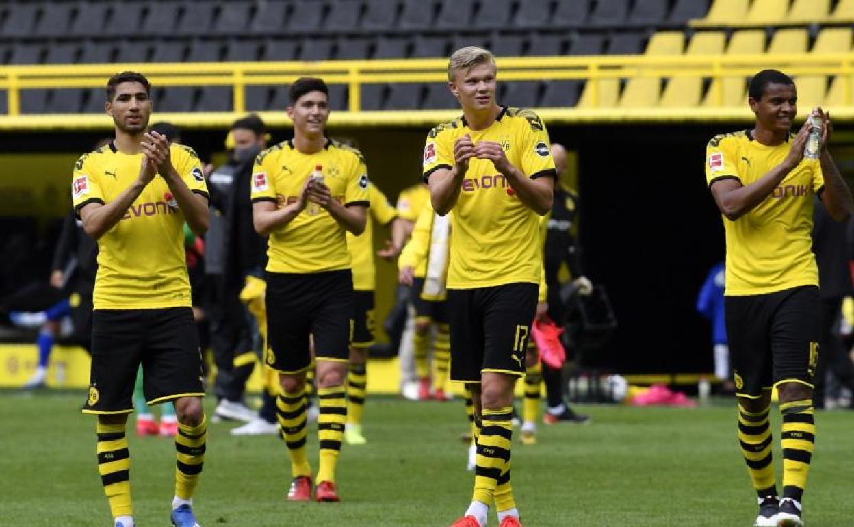 Los jugadores del Dortmund dedican el triunfo a un público inexistente. 