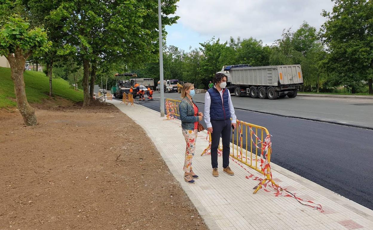El alcalde y la concejala se fotografían en la zona del aparcamiento.