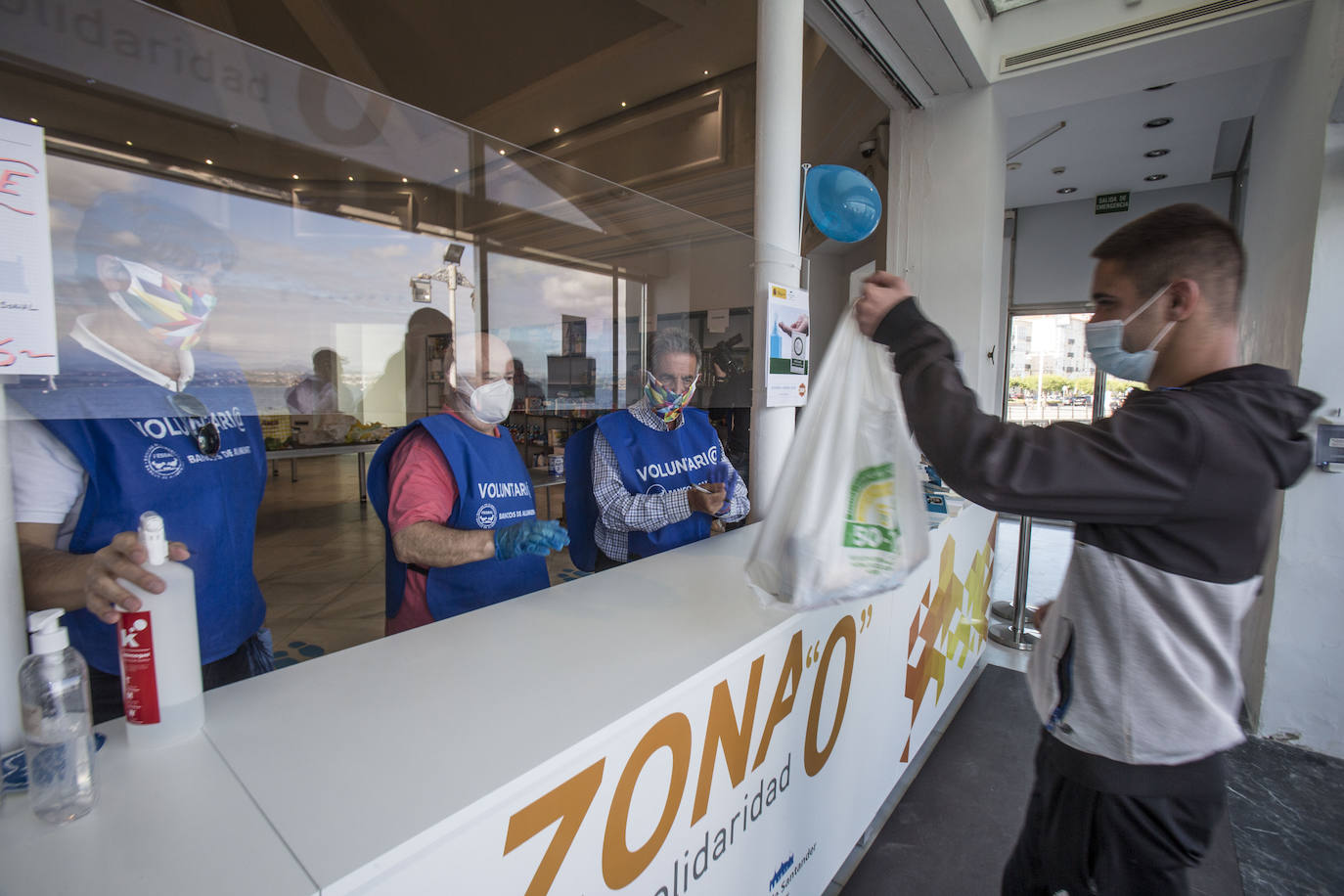 «Me alegra muchísimo ver cómo este Palacete del Embarcadero se ha convertido en estos días en centro de solidaridad de todos los cántabros». Miguel Ángel Revilla felicita en ese enclave –transformado desde hace dos semanas en punto de recogida del Banco de Alimentos– a todos los ciudadanos que han contribuido a que se hayan recogido más de 25.000 kilos de comida desde su puesta en marcha el pasado 8 de mayo. 