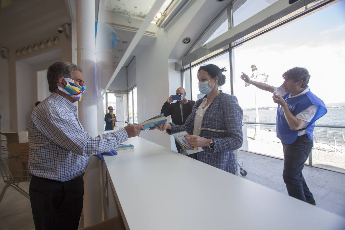 «Me alegra muchísimo ver cómo este Palacete del Embarcadero se ha convertido en estos días en centro de solidaridad de todos los cántabros». Miguel Ángel Revilla felicita en ese enclave –transformado desde hace dos semanas en punto de recogida del Banco de Alimentos– a todos los ciudadanos que han contribuido a que se hayan recogido más de 25.000 kilos de comida desde su puesta en marcha el pasado 8 de mayo. 