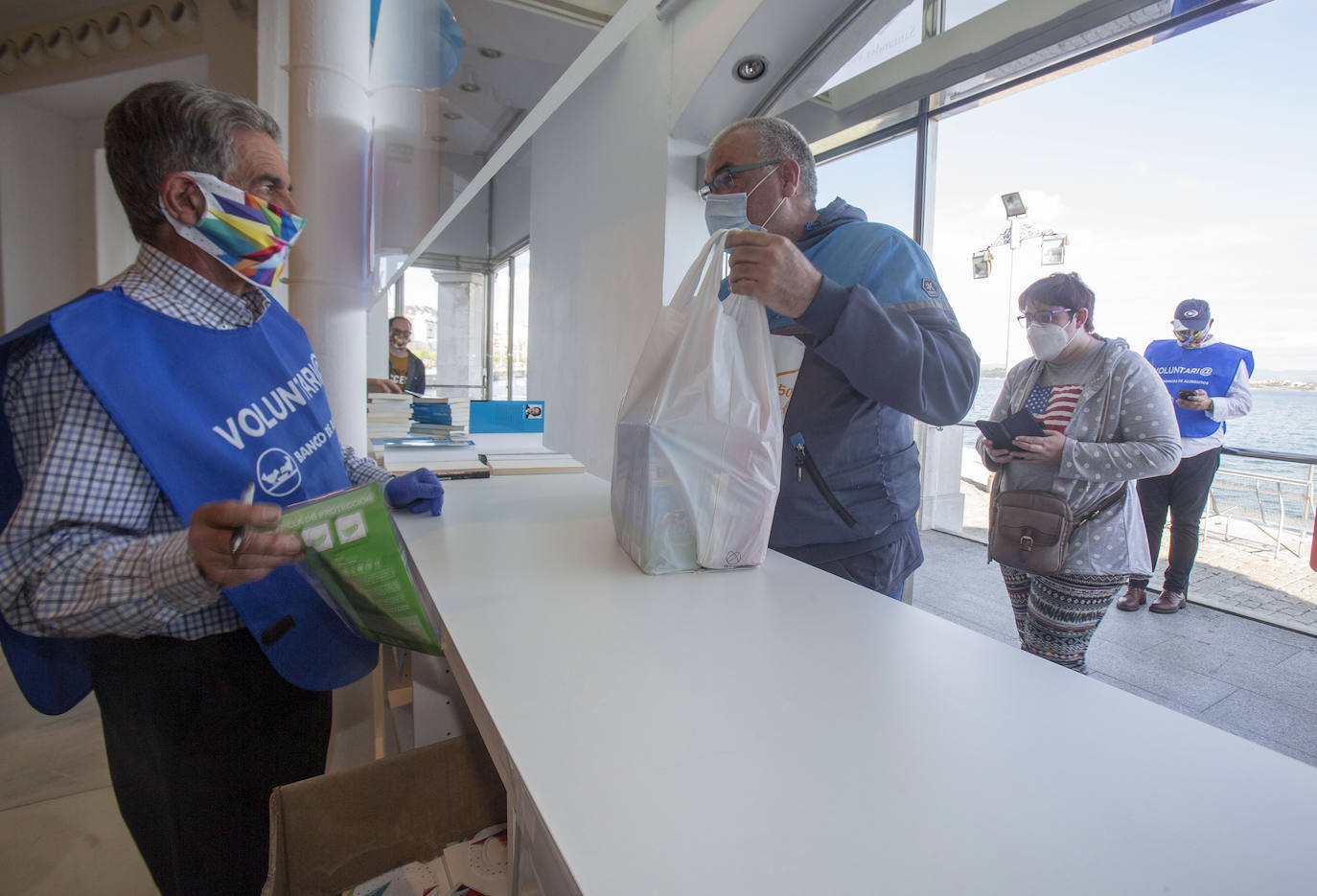 «Me alegra muchísimo ver cómo este Palacete del Embarcadero se ha convertido en estos días en centro de solidaridad de todos los cántabros». Miguel Ángel Revilla felicita en ese enclave –transformado desde hace dos semanas en punto de recogida del Banco de Alimentos– a todos los ciudadanos que han contribuido a que se hayan recogido más de 25.000 kilos de comida desde su puesta en marcha el pasado 8 de mayo. 