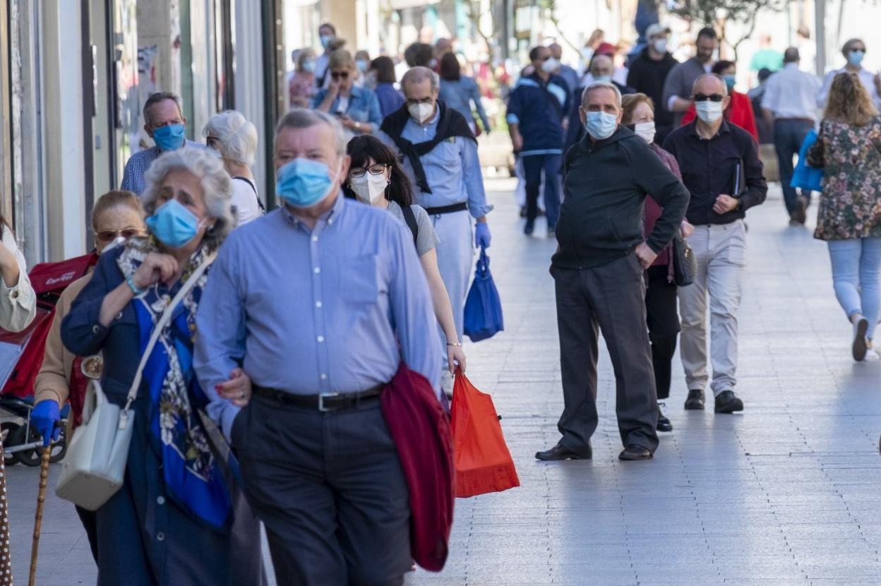 Ciudadanos, protegidos con mascarillas, por las calles de Santander. daniel pedriza