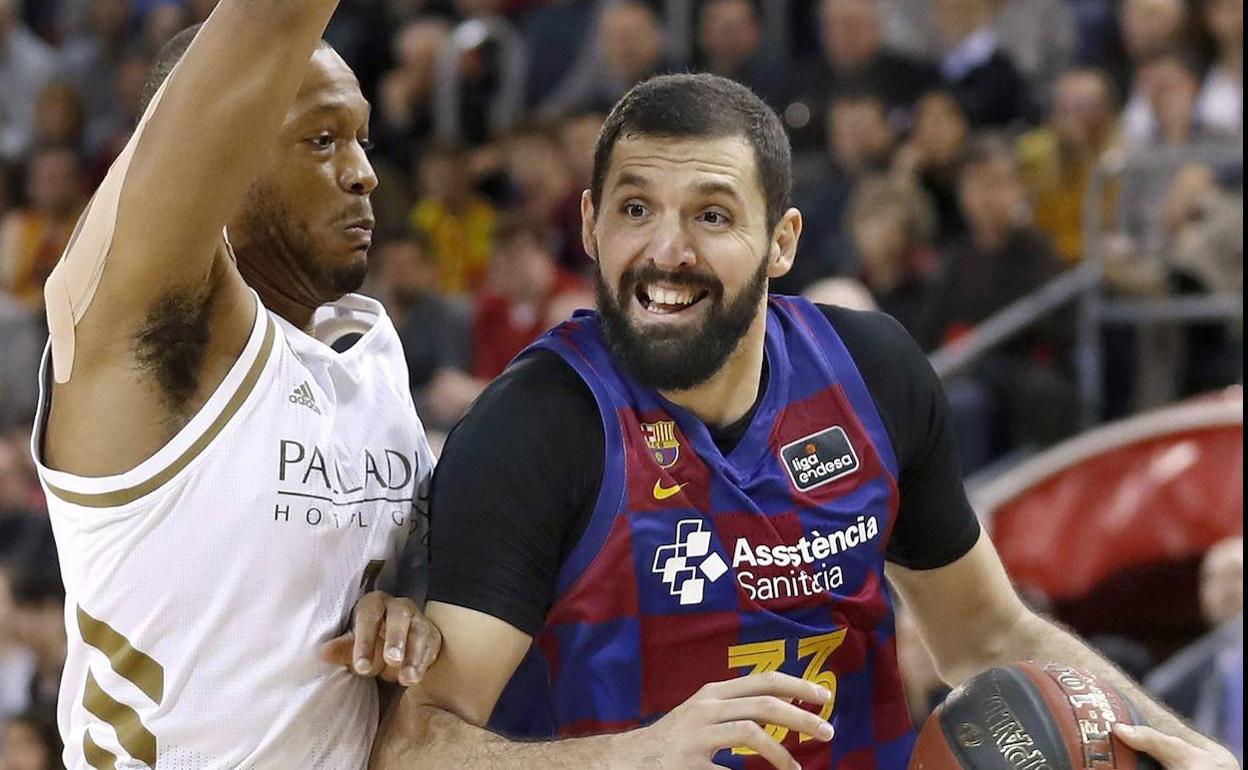 Niko Mirotic trata de zafarse de Anthony Randolph en un Barça-Real Madrid. 