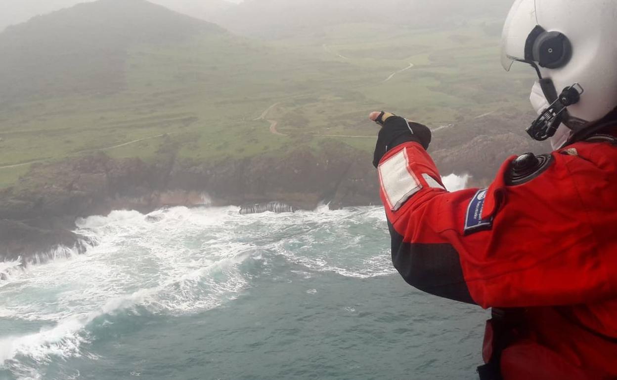 El equipo del helicóptero del Gobierno de Cantabria, sobrevolando la zona. 