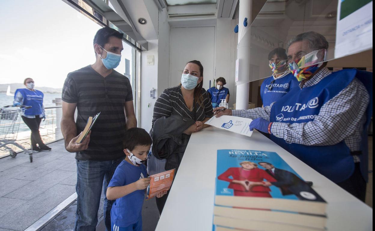 Miguel Ángel Revilla y Jaime González, esta tarde en el Palacete del Embarcadero durante la firma de libros a cambio de comida.
