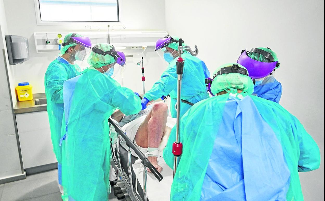 Personal sanitario del servicio de Urgencias de Valdecilla atienden a un paciente con síntomas compatibles con el coronavirus. alberto aja