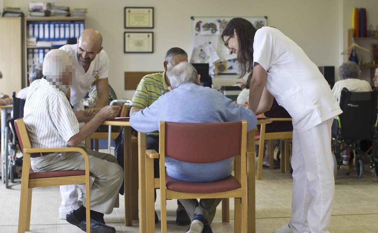 t La contratación. En 2019 la atención socio-sanitaria de mayores y dependientes fue una de las actividades que generó más contratos en Cantabria, según destaca el Observatorio de las Ocupaciones. 