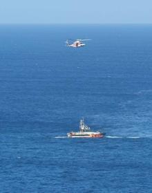 Imagen secundaria 2 - Distintas imágenes del operativo desplegado esta mañana para la búsqueda del pescador.