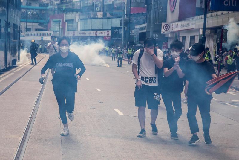 La tensión acumulada durante los últimos días en Hong Kong sobre la nueva ley de seguridad impuesta desde China se ha traducido en una multitudinaria protesta y una carga policial en la zona de Causeway Bay