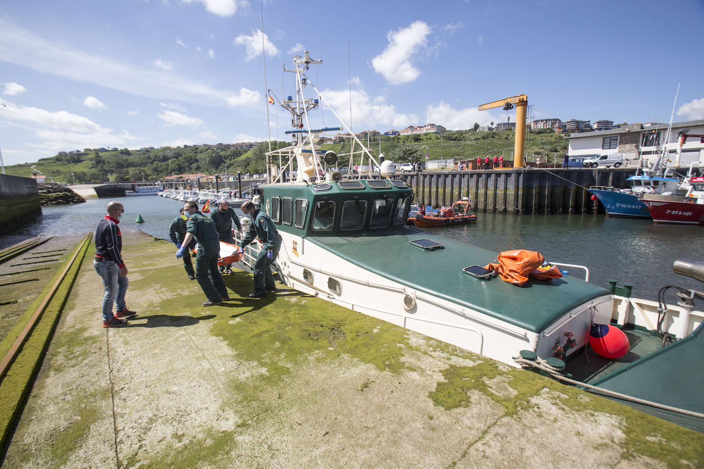 El Servicio Marítimo de la Guardia Civil ha recuperado esta mañana el cuerpo de un varón que ha aparecido flotando en la costa entre los municipios de Santillana del Mar y Comillas, justo en un punto conocido como Punta Calderón. El cadáver fue trasladado primero al puerto de Suances para que los familiares realizaran la identificación; y después al Instituto Anatómico Forense para practicarle la autopsia