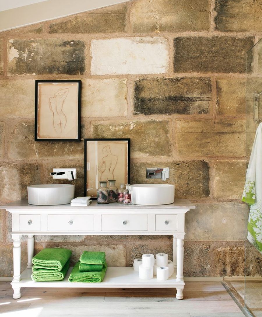 La pared de piedra seduce por su autenticidad. Es una perfecta combinación de lo 'retro' con algunos materiales y elementos más modernos y actuales.