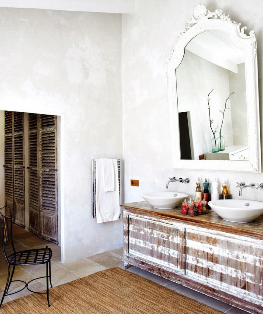 La madera envejecida es uno de los principales rasgos del estilo rústico. La combinación entre este material, la grifería y los lavabos más actuales es perfecta.
