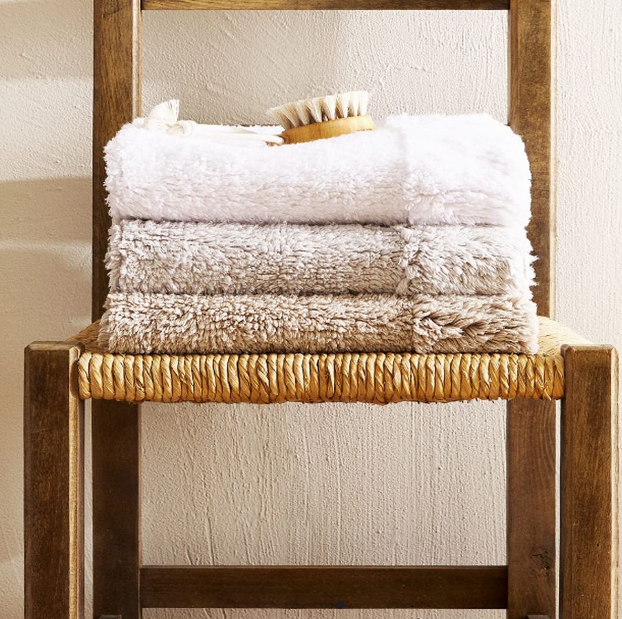 Pequeñas piezas como una silla de madera y mimbre de esencia vintage siempre pueden dar un toque auténtico.